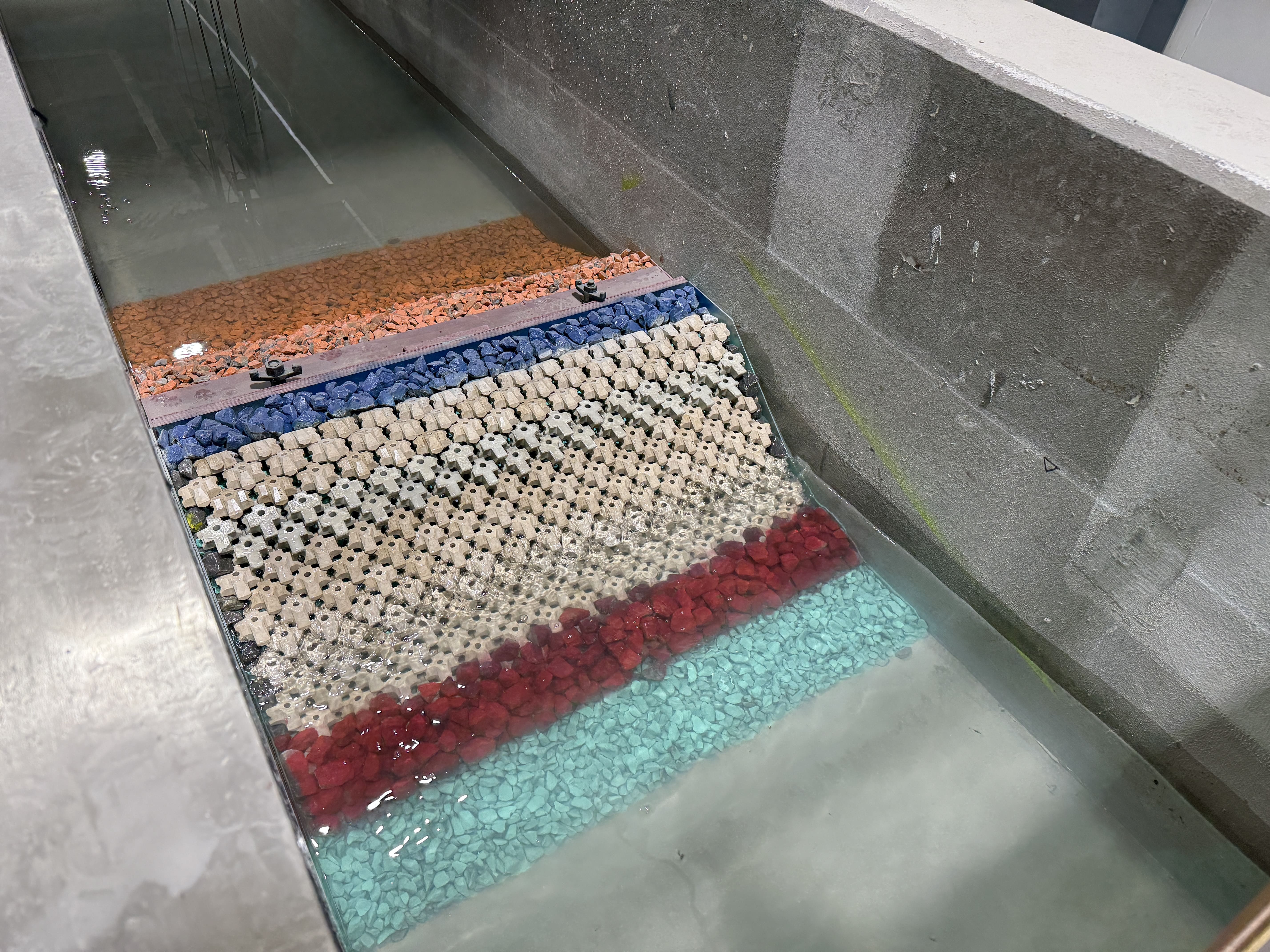 2D flume rubble mound breakwater physical model test setup