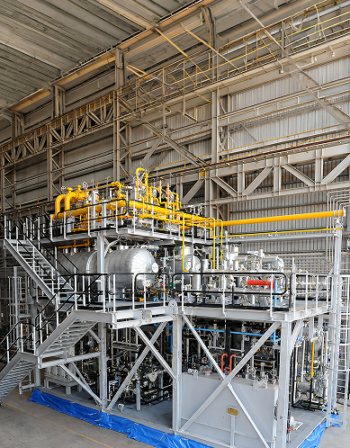 Process skid equipment mounted above a pressure vessel
